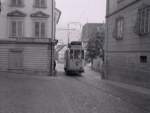 Strassenbahn Schwyz-Brunnen, Motorwagen 1 f�hrt in Schwyz ein, Herbst 1963.
