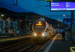 Abendstimmung beim Bahnhof Aigle am 08 September 2023  Der sechsteilige SBB Dosto RABe 511 020, erreicht als RE von St-Maurice nach Annemasse pünktlich den Bahnhof.