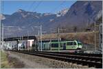 Von Aigle her führt die Strecke der AOMC (heute TPC) eine guten Kilometer lang der SBB Simplonstrecke und wendet sich das gegen Osten, wo vor einigen Jahren des TPC Dépôt entstand.
Im Bild der TPC Beh 2/6 541 auf dem Weg in Richtung Monthey.

4. Feb. 2024