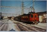 Wenn der BDe 4/4 der Strecke Vevey - Puidoux Chexbres in die Werkstatt musste, sprang eine Re 4/4 I und ein zusätzlicher Reisezugwagen ein und so dass die Ersatz-Komposition aus Re 4/4 B und Bt bestant.
Puidoux-Chexbres, 4. Jan. 1994
