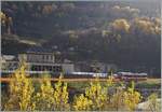 Hinter bunten Herbstfarben versteckt sich bei Bovernier ein TMR Region Alpes auf der Fahrt von Martigny nach Le Châble.