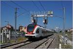 Einige Jahre später ist die  Bahnwelt  von Delle kaum wieder zu erkennen, als Orientierung dienen die Häuser im Hintergrund, soweit sie durch den etwas anderen Blickwinkel noch auf dem Bild sind. Der SBB RABe 522 211 verlässt Delle als RE 18174 nach Meroux TGV.

23. Juli 2019 