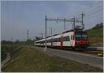 Ein SBB RBDe 560 Domino verlässt als S21 nach Romnot den TPF Bahnhof Pensier.