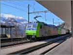 Das Bild der zwei vorbeifahrenden BLS Re 485 vermittet eine wage Ahnung, weshalb der Ort Ausserberg heisst.