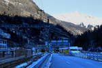 Ein eisiger Morgen in Goppenstein: Ausfahrt der BLS Re 4/4 175 mit ihrem Autozug Richtung Lötschberg Tunneleingang.
