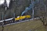 Ein Unikat im Arbeitseinsatz: Gmeinder 5764 jetzt in Diensten des Gleisbauers C. Vanoli als Am 847 909-9 ist mit einem Zug auf den letzten Kilometern der S�dostbahn bei Arth-Goldau besch�ftigt. M�rz 2015.