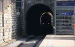 Mit Olli auf Motivsuche in Schaffhausen (bzw. Neuhausen) 

Nach der Durchfahrt des Haltepunktes Neuhausen Rheinfall fährt der Stadler Kiss durch den kurzen eingleisigen Tunnel in Richtung Bahnhof Neuhausen. Sehr viel Luft bleibt nicht zwischen Zug und Tunnel und man sieht das die Gleise vor dem Tunnel etwas abgesenkt wurden um den Dostos die Durchfahrt überhaupt zu ermöglichen.

09.03.2025