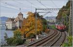Der XTmas 99 85 9177 004-0 ist beim Ch�teau de Chillon auf der Fahrt in Richtung Villeneuve.