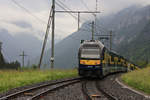 Steuerwagen 425 mit Triebwagen 326 nehmen den Abstieg in Angriff.