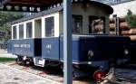 Im Jahre 1923 bauten die Kraftwerke Oberhasli A.G. eine meterspurige Anschlu�bahn von Meiringen nach Innertkirchen zur Versorgung ihrer Kraftwerksanlagen. Nachdem zun�chst nur Mitarbeiter und deren Angeh�rige bef�rdert wurden, nahm die Bahn 1946 den �ffentlichen Personenverkehr auf. Daf�r standen insgesamt drei Akkutriebwagen zur Verf�gung, die bis zur Elektrifizierung 1977 in Dienst standen. Im Mai 1981 erinnerte der BDa 2/2 5 zwar halbwegs vor der Witterung gesch�tzt, aber fotografenunfreundlich in Innertkirchen an die Zeit vor der Elektrifizierung.