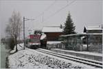 Der Zentralbahn Be 125 013 (90 85 847 0013-6) verlässt auf dem Weg von Innertkichen nach Meiringen die Haltstelle Aareschlucht West.