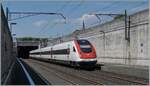 Der IC5 1521, bestehend aus den beiden SBB ICN RABDe 500 023 Charles Ferdinand Ramuz  (Spitze) und RABDe 500 018  Adolf Wölfli  (Schluss) fährt mit hoher Geschwindigkeit durch den Bahnhof von Concise. Der IC 5 1521 ist auf dem Weg von Lausanne nach Zürich HB. 5. Juli 2025