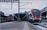 Brugg AG mit den SBB RABe 511 018 als RE nach Bern und ein SBB RBDe 560 Domino als S 27 nach Waldshut. 

9. Dez. 2017