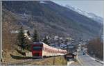 An einem sonnigen Morgen sind die beiden TMR Region Alpes RABe 525 039 und 525 041 als Regionalzug von Martigny nach Le Châble unterwegs.