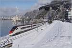 Ein SBB RABe 503 (ETR 610) auf der Fahrt nach Genève in der verschneiten Landschaft beim Château de Chillon.