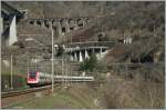 Der ICN 676 von Chiasso nach Basel SBB hat die den ehemaligen Bahnhof von Giornico verlassen wird in den 1747 langen Trautunnel einfahren, der den Zug auf die mittlere Stufe bringt um dann durch den