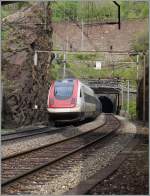 Bei der Blockstelle Piottino für ein Weg recht nahe ans Gleis, wo ich den ICN 672 von Lugano nach Basel fotografieren konnte.