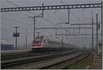 Der Jurasüdfuss ist für seinen Nebel berüchtigt - zwei SBB ICN RABe 500 erreichen als IC5 1513 auf dem Weg von Lausanne nach Zürich den Bahnhof Oensingen.