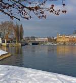 Hier das aus BB bekannte Bild, hier halt nur um 0,65� nach links gedreht:    Ein Seehas (ein Flirt RABe521 xxx der SBB GmbH (Deutschland)) am 08.12.2012 auf der Konstanzer Rheinbr�cke kurz vor dem