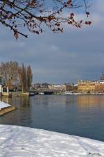 Hier das aus BB bekannte Bild, in originaler H�he und um 0,65� nach links gedreht:    Ein Seehas (ein Flirt RABe521 xxx der SBB GmbH (Deutschland)) am 08.12.2012 auf der Konstanzer Rheinbr�cke kurz