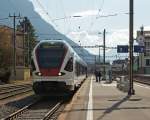 Bevor ich in den FLIRT einsteige muss ich noch ein Bild von ihm machen - Der Stadler FLIRT  RABe 523 024 der SBB (RER Vaudois) als S1 (Villeneuve - Montreux -  Vevey - Lausanne -  Yverdon-les-Bains),