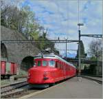 Der RAe 4/8 1021 verl�sst Vevey Richtung Montreux.