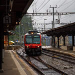 Der dreiteilige SBB NPZ Domino-Zug, bestehend aus dem Triebwagen RBDe 560 DO 94 85 7 560 212-3 CH-SBB, einem INOVA Zwischenwagen B NPZ DO 50 85 29-43 xxx-x CH-SBB und einem ABt NPZ Domino-Steuerwagen Abt NPZ DO 50 85 39-43 xxx-x CH-SBB, erreicht am 02 August 2019, RE von Erstfeld nach Lugano, den Bahnhof Göschenen. 