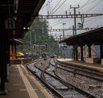 Der dreiteilige SBB NPZ Domino-Zug, bestehend aus dem Triebwagen RBDe 560 DO 94 85 7 560 212-3 CH-SBB, einem INOVA Zwischenwagen B NPZ DO 50 85 29-43 xxx-x CH-SBB und einem ABt NPZ Domino-Steuerwagen Abt NPZ DO 50 85 39-43 xxx-x CH-SBB, erreicht am 02 August 2019, RE von Erstfeld nach Lugano, den Bahnhof Göschenen. 