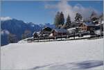 Ein MOB Alpina Regionalzug ist im verschneiten Les Avants auf dem Weg von Zweisimmen nach Montreux.