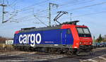 SBB Cargo International AG, Olten [CH] mit ihrer  482 017-1  [NVR-Nummer: 91 85 4482 017-1 CH-SBBC] am 18.12.25 Höhe Bahnübergang Bahnhof Rodleben.