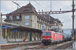 Die (ex DB) WRS 193 302 (91 80 6193 302-7 D-WRSCH) steht mit einem langen Kesselwagenzug in einige Zeit in Lausanne bevor ihre Fahrt weitergeht.