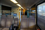 Der Innenraum / Interieur des Stadler Niederflur-Gelenksteuerwagen MGB ABt 2131, hier am 07.09.2021 im Bahnhof Disentis/Must�r.