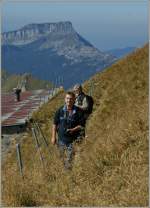 Zwei Bahnfotografen auf dem Brienzer Rothorn suchen den besten Standort f�r ein Foto.