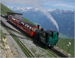 Die Ölbefeuerte BRB H 2/3 16 verlässt die Gipfelstation Brienzer Rothorn.