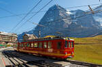 Der BDhe 2/4 Triebwagen Nr. 209 mit dem Steuerwagen Bt 33, beide der Jungfraubahn stehen am 02.10.2011 im Bahnhof Kleine Scheidegg (2.064 m. �. M.), im Hintergrund die ber�hmte Eiger-Nordwand.

Der Triebwagen wurde 1964 von der SLM - Schweizerische Lokomotiv- und Maschinenfabrik in Winterthur gebaut, die elektrische Ausr�stung ist von BBC. Der vorgestellte Steuerwagen Bt 33 wurde auch Steuerwagen Bt 33. Der Trieb- und der Steuerwagen wurden 2016 ausrangiert und abgebrochen und sind so seit 2016 Geschichte. 

Die BDhe 2/4 sind elektrische Zahnrad-Triebwagen der Jungfraubahn (JB). Sie wurden von 1955 bis 1966 in drei Serien von der SLM - Schweizerische Lokomotiv- und Maschinenfabrik in Winterthur (elektrische Ausr�stung von BBC) angeschafft, da die alten Rowanwagen das steigende Transportaufkommen nicht mehr bew�ltigen konnten.

Sie bestehen aus einem selbsttragenden Wagenkasten mit nur einem F�hrerstand an der Talseite. Dem F�hrerstand schlie�t sich zur Bergseite hin der Gep�ckraum an, unter dem sich das Triebdrehgestell mit einem Achsstand von 3.150 mm befindet. Das bergseitige Laufdrehgestell dagegen hat nur einen Achsstand von 1.500 mm. Nach dem Gep�ckraum kommen der Passagierraum und der Einstiegsbereich mit der �bergangst�r zum Steuerwagen. Der fehlende bergseitige F�hrerstand befindet sich im Personen- oder Zisternen-Steuerwagen, der immer mitgef�hrt werden muss. Auf dem Dach befinden sich insgesamt vier Stromabnehmer, die je zu zweit nebeneinander stehen, und die Bremswiderst�nde. Mit der Ablieferung der JB Bhe 4/8 werden die BDhe 2/4 zunehmend aus dem Dienst genommen und abgebrochen. Aktuell sind nur noch die Nummern 202–204, 206 und 208 vorhanden.

TECHNISCHE DATEN:
Baujahre: 1955 bis 1966, 10 St�ck  (TW 201–210)
Spurweite: 1.000 mm
Achsanordnung: 2'zz + 2'
Zahnradsystem: 	Strub
L�nge �ber Puffer: 14.795 mm
Breite: 2.600 mm
H�he: 3.200 mm
Drehzapfenabstand: 9.125 mm
Achsabstand im Drehgestell: 3.150 mm (Trieb-) / 1.500 mm (Lauf-)
Gewicht: 24,0 t
H�chstgeschwindigkeit: 24 km/h (bergw�rts) / 12 km/h (talw�rts)
Stundenleistung: 440 kW
Stromsystem: 1.125 V/ 50 Hz ∆ (Drehstrom)
Sitzpl�tze: 	41 (und 4 Klappsitze)

Die Jungfraubahn (JB) ist eine elektrische Zahnradbahn. Sie f�hrt seit August 1912 von der Kleinen Scheidegg durch Eiger und M�nch bis auf das Jungfraujoch mit der h�chsten Eisenbahnstation Europas (Tunnelstation, 3.454 m) und �berwindet auf einer L�nge von 9,34 Kilometern fast 1.400 H�henmeter. Etwas mehr als sieben Kilometer der Strecke liegen im Tunnel. Die Bahn befindet sich gro�enteils im Berner Oberland des Kantons Bern, die letzten Meter ab H�he Sphinx-Observatorium und die Endstation befinden sich im Kanton Wallis.
Die Spurweite ist 1.000 mm (Meterspur) mit Zahnstangensystem Strub, die maximale Neigung betr�gt 250 ‰, das Stromsystem ist 1.125 V, 50 Hz ∆ (Drehstrom).
