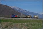 Die SBB Cargo Eem 923 017-8 mit eine kurzen Güterzug kurz vor St-Maurice.