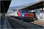 Die kleine Stadler SBB Cargo Eem 923 007-9 kümmert sich in Vevey um den grossen Bombardier RABe 502 Twindexx.