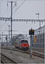 Die SBB Cargo Eem 923 028-5 steht mit einem gedeckten Güterwagen im Gleisvorfeld von Neuchâtel. 

20. Dez. 2021