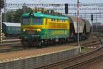 Prv� Slovenska Zeleznice (Privater Slowakischer Eisenbahn) 242 282 zieht am 31 Mai 2015 ein Getreidezug durch Bratislava hl.st.