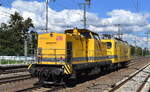 DB Bahnbau Gruppe GmbH, Berlin mit ihrer  293 010-5  (NVR:  92 80 1293 010-5 D-DB ) am Haken von  143 226-9  (NVR:  91 80 6143 226-9 D-DB ) am 29.09.25 Höhe Bahnhof Golm.