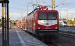 Wedler Franz Logistik GmbH & Co. KG, Potsdam mit ihrer  112 131-8  (NVR:  91 80 6112 131-8 D-WFL ) und firmeneigener Doppelstocksteuerwagengarnitur am 17.09.25 Durchfahrt Bahnhof Lutherstadt Wittenberg.