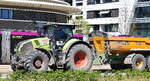 Ein CLASS 830 AXION Traktor mit Muldenkipper-Hänger am 29.04.26 Höhe Brandenburg Hbf.