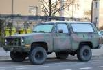 Ein CHEVROLET Geländewagen Typ? mit höhergelegtem Fahrwerk in Camouflage-Optik am 17.02.16 Berlin-Pankow.