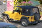 jeep-chrysler/160840/jeep-wrangler-in-gelb-mit-schwarzem Jeep Wrangler in gelb mit schwarzem Verdeck,sieht sehr sportlich aus, 24.09.11 Berlin-Karow.