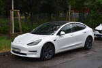 Tesla Model 3 mit LONGRANGE DUAL-MOTOR (Bei Tesla steht der  Dual Motor  f�r einen elektrischen Allradantrieb (AWD), bei dem zwei unabh�ngige Motoren an Vorder- und Hinterachse verbaut sind.) am