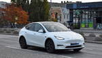 Das Tesla Model Y ist ein batterieelektrisch angetriebenes SUV-Coup� des US-amerikanischen Herstellers Tesla. 2022 war es das weltweit meistverkaufte Elektroauto nach Jahresproduktion,[4] im Jahr 2023 das weltweit meistverkaufte Auto �berhaupt, hier  ...