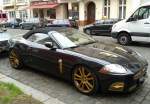Ohne Worte, Traumsportwagen !! Ein Jaguar XKR Cabriolet aus der Bauzeit 2006-2009, die goldenen Felgen und Verzierungen auf schwarzem Untergrund, super edel und sportlich, 05.04.14 Berlin-Schöneberg.