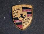 Das klassische Porsche Emblem auf der Fronthaube eines Porsche 924 S.
