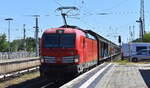 DB Cargo AG, Mainz [D] mit ihrer Vectron '193 374' [NVR-Nummer: 91 80 6193 374-6 D-DB] und einem Ganzzug Schiebewandwagen am 30.06.25 Durchfahrt Bahnhof Königs Wusterhausen.
