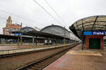 Der Hauptbahnhof Prag (Praha hlavní nádraží) am 23.11.2022.

Der Bahnhof wurde im Jahr 1871 von der k.k. priv. Kaiser Franz-Josephs-Bahn (KFJB) als Endpunkt ihrer Strecke von Wien gebaut und hieß zunächst Prag Kaiser-Franz-Joseph-Bahnhof (tschechisch: Nádraží císaře Františka Josefa(. Das erste Gebäude wurde von den Architekten Vojtech Ignaz Ullmann und Anton Viktor Barvitius entworfen. In den Jahren 1901–1909 wurden, neben den technischen Erweiterungen, nach dem Entwurf des bedeutenden Architekten Josef Fanta das bis heute genutzte Aufnahmegebäude im Jugendstil gebaut.

Nach dem Ersten Weltkrieg wurde der Bahnhof nach dem amerikanischen Präsidenten Woodrow Wilson in Wilson-Bahnhof (Wilsonovo nádraží) umbenannt. Unter der deutschen Besatzung (1939–1945) hieß er Hlavní nádraží (Hauptbahnhof). Nach dem Zweiten Weltkrieg hieß er wieder Wilson-Bahnhof, allerdings nur bis zur nochmaligen Rückumbenennung in Hauptbahnhof 1953. 